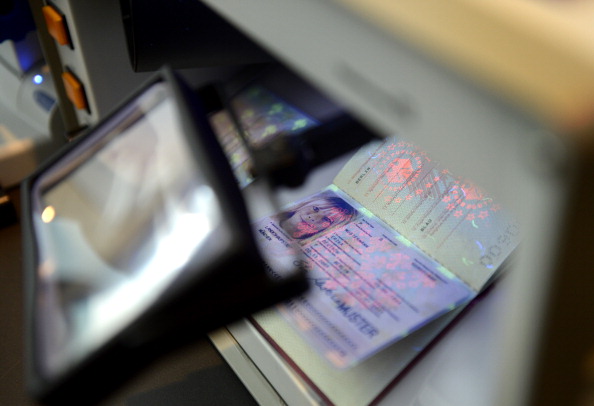 Проверка биометрического паспорта, Берлин, 2012 год. Фото: ODD ANDERSEN/AFP/Getty Images