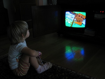Для детей проблема просмотра телевизора выступает ещё более остро. Стоит ли ребёнку смотреть телевизор? Фото: morguefile.com