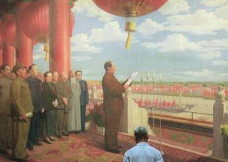 Громадянин Китаю розглядає картину, на якій зображено комуністичного лідера Мао Цзедуна, що виголошує промову в 1949 році
