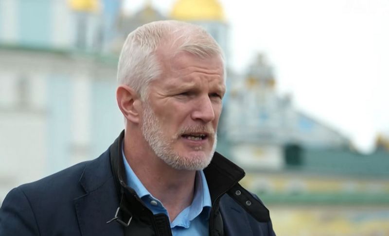 Міністр у справах збройних сил Великої Британії Аль Карнс (Youtube/скриншот)