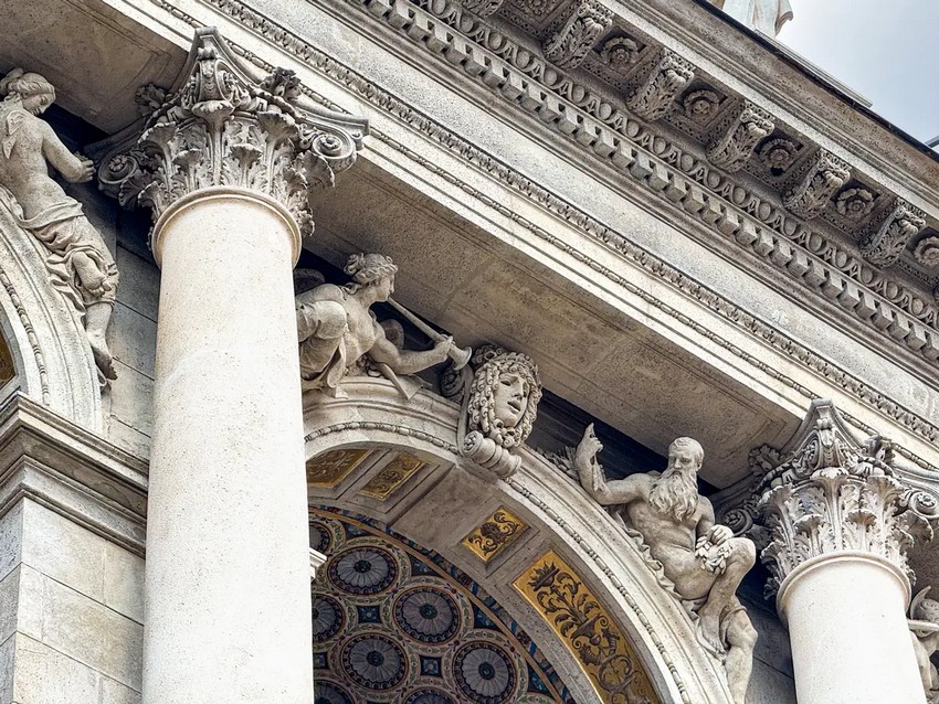 Угорська державна опера має багато колон як зовні, так і всередині. Між колосальними вапняковими колонами головного фасаду з коринфськими капітелями розміщені скульптури, зокрема маскарони, скульптури облич, що зображують людей, тварин або міфологічних істот. Класичні оздоблення у вигляді яєць і стріл, а також зубчасті бордюри, тим часом консолі з листям аканта і розетки є помітними прикрасами над колонами. (TheCarPhotographer/Shutterstock)