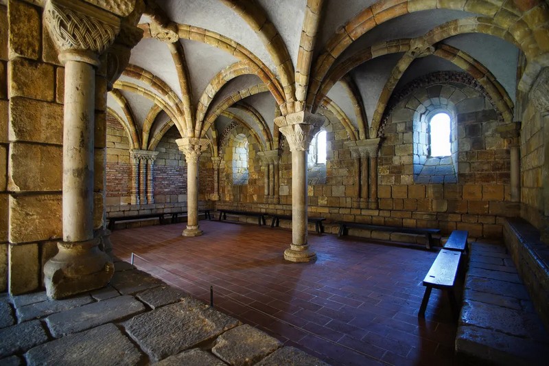 Поруч із монастирським двориком Кукса, що відповідає середньовічному монастирському плану, знаходиться романська капітульна зала з Нотр-Дам-де-Понто, що раніше знаходилася в Аквітанії, Франція. Ченці, сидячи на суцільній кам'яній лаві, що простягалася вздовж стін, використовували її як місце щоденних зустрічей для проведення літургійних та адміністративних справ абатства. Її важкі ребристі склепіння підтримуються окремими монолітними колонами. Пошкоджена під час французьких релігійних воєн 16 століття, пізніше вона використовувалася як стайня. (Mariusz Lopusiewicz/Shutterstock)