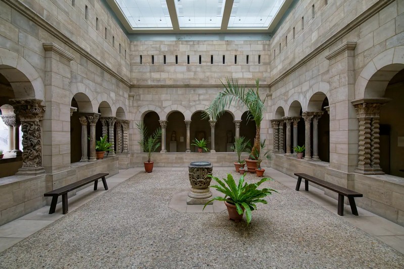 Серед оригінальних скарбів Барнарда було 140 елементів із Сен-Гільем-ле-Дезер поблизу Монпельє, включаючи капітелі, колони та пілястри, які музей використовував для реконструкції монастиря. Засноване на початку IX століття, бенедиктинське абатство було популярним місцем паломництва на шляху до Сантьяго-де-Компостела. Його гарні та вигадливо вирізьблені капітелі прикрашені класичними рослинними мотивами та біблійними сюжетами. Серйозно пошкоджені під час століть конфліктів, до 1850 року елементи були виставлені в місцевому приватному саду. (Mariusz Lopusiewicz/Shutterstock)