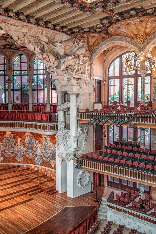 Мармурова арка, витесана Пабло Гаргальо і Дідаком Масаною, обрамлює сцену концертного залу. Між дорійськими колонами з правого боку розташований бюст Бетховена, а над ним — скульптурна група «Політ валькірій» з опери Ріхарда Вагнера «Валькірія». (Dave Z/Shutterstock)