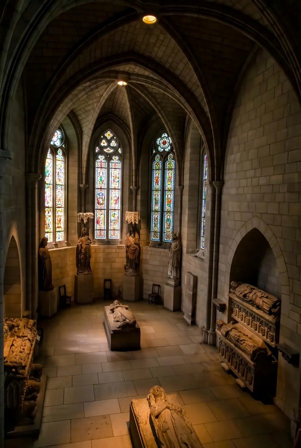 Готична каплиця Колленса, здебільшого сучасного дизайну, була натхненна французькими каплицями 13 століття в Каркассоні та Монсемпроні. У ній зберігаються вапнякові надгробні статуї, в тому числі статуї хрестоносця та дворянки середини 13 століття. Над ними висять яскраві австрійські вітражі 14 століття з церкви в Каринтії та каплиці замку поблизу Відня. (jrtwynam/Shutterstock)