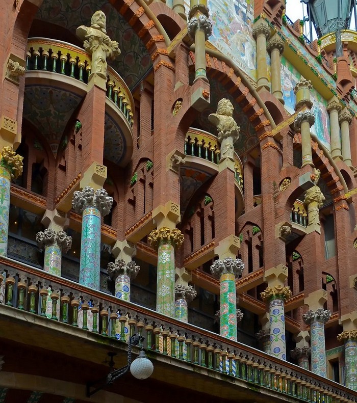 Мавританська естетика яскраво виражена у фасаді палацу, особливо в барвистих квіткових мозаїках колон балкона. Багаточисленність малих і середніх колон є характерною рисою мавританської архітектури, яку пізніше перейняла іспанська готика, а червона цегла є спільною для обох стилів. Класичні бюсти італійського композитора Джованні П'єрлуїджі да Палестріни й німецьких композиторів Баха і Бетховена відповідають еклектизму палацу. (Emily Goodwin/Shutterstock)