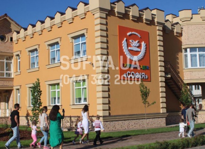 частный садик рядом с домом