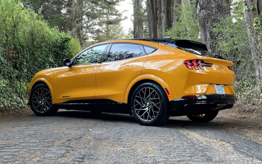 Comparison - Ford Explorer ST 2021 - vs - Ford Mustang Mach-E GT 2021 | SUV Drive