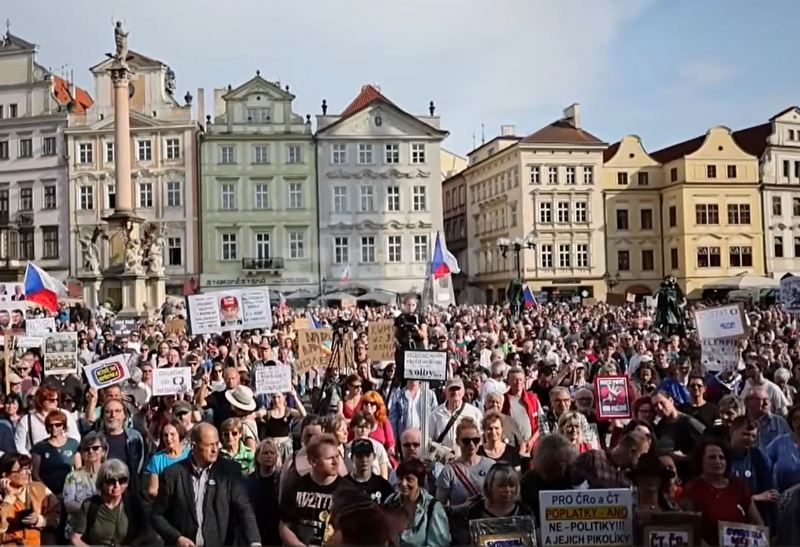 5 мая 2026 года в Праге (Чехия) прошел митинг в поддержку государственных СМИ в связи с планами чешского правительства по реорганизации и сокращению финансирования Чешского телевидения и Чешского радио. (Youtube/скриншот)