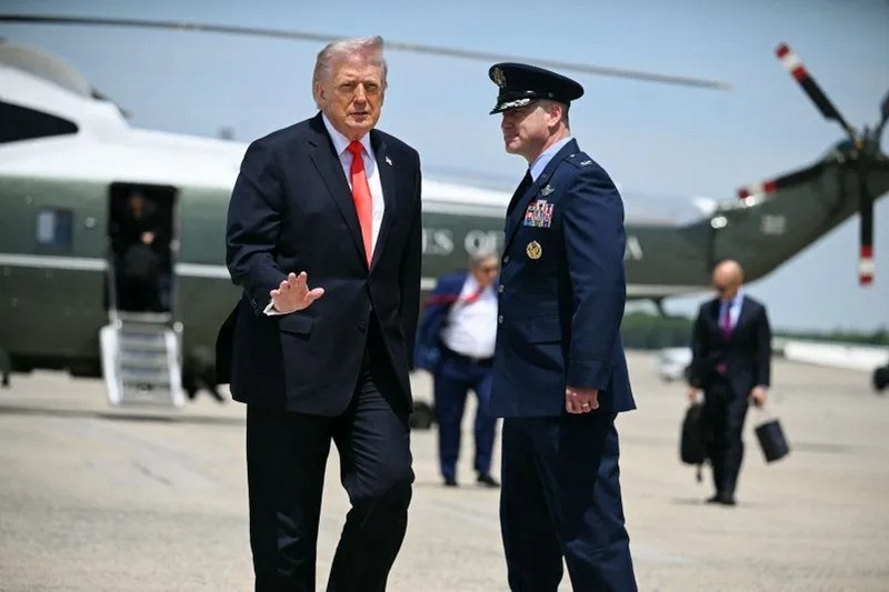 Президент США Дональд Трамп прямує до літака «Ейр Форс Один» на спільній базі Ендрюс у штаті Меріленд 1 травня 2026 року. (Jim Watson / AFP via Getty Images)