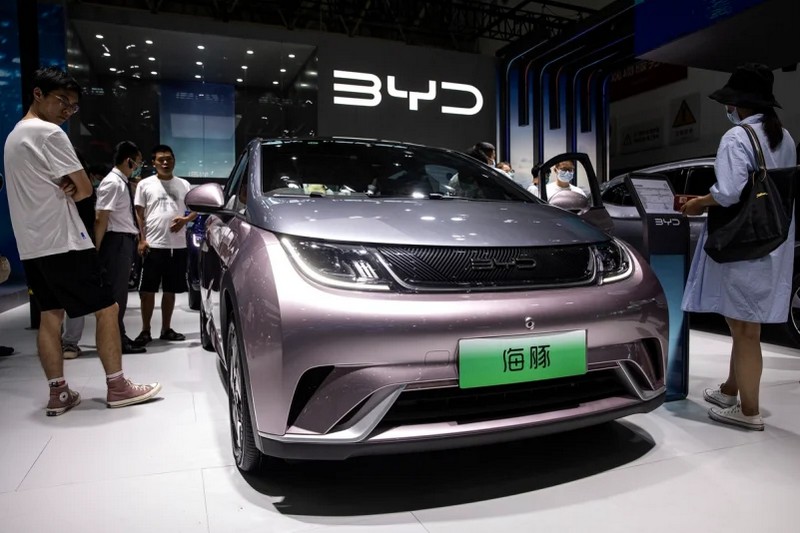 Відвідувачі розглядають автомобіль BYD Dolphin на Міжнародному автосалоні Центрального Китаю 2022 року в Ухані, провінція Хубей, 14 липня 2022 року. (Getty Images)