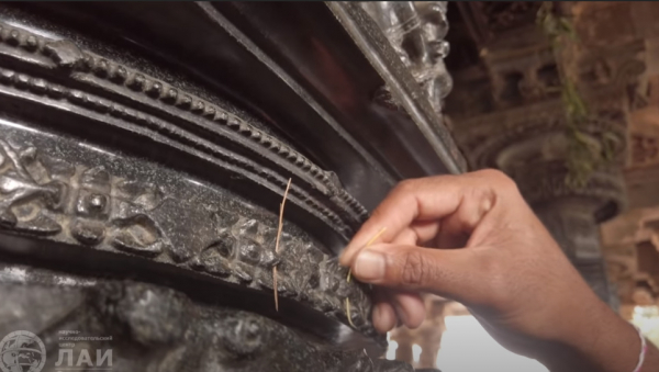 Отверстия в резных колоннах храма Рамаппа