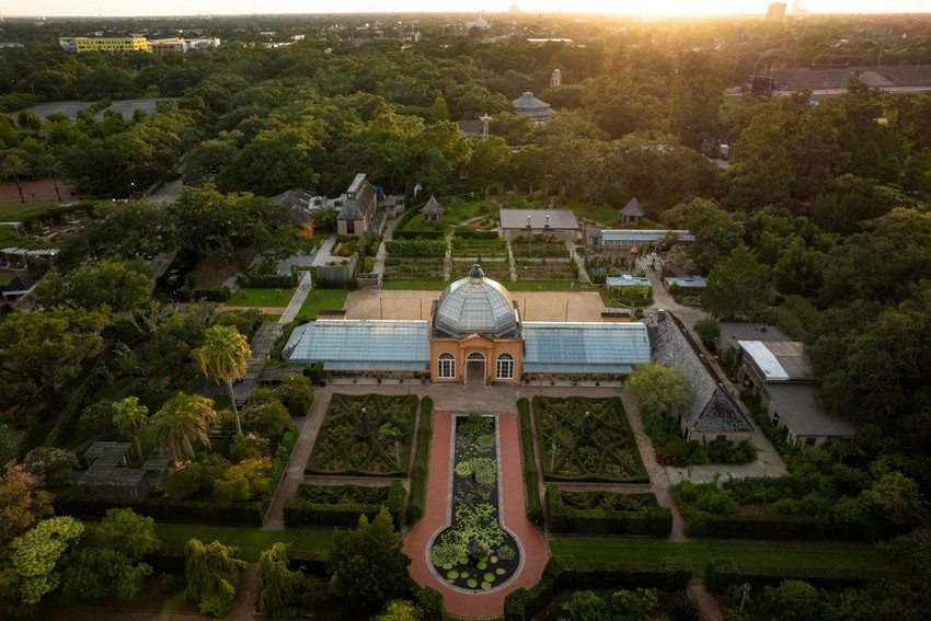Ботанічний сад розташований на території Міського парку Нового Орлеана — ландшафтного комплексу площею 1 300 акрів, що включає найбільший у світі гай з дорослих дубів, вік деяких дерев яких, за оцінками, становить від 600 до 800 років. Сад розташований під цим історичним пологом, де звивисті доріжки, дзеркальні ставки, доглянуті клумби та скульптурні живоплоти переплітаються з тематичними колекціями рослин. (City Park Conservancy)