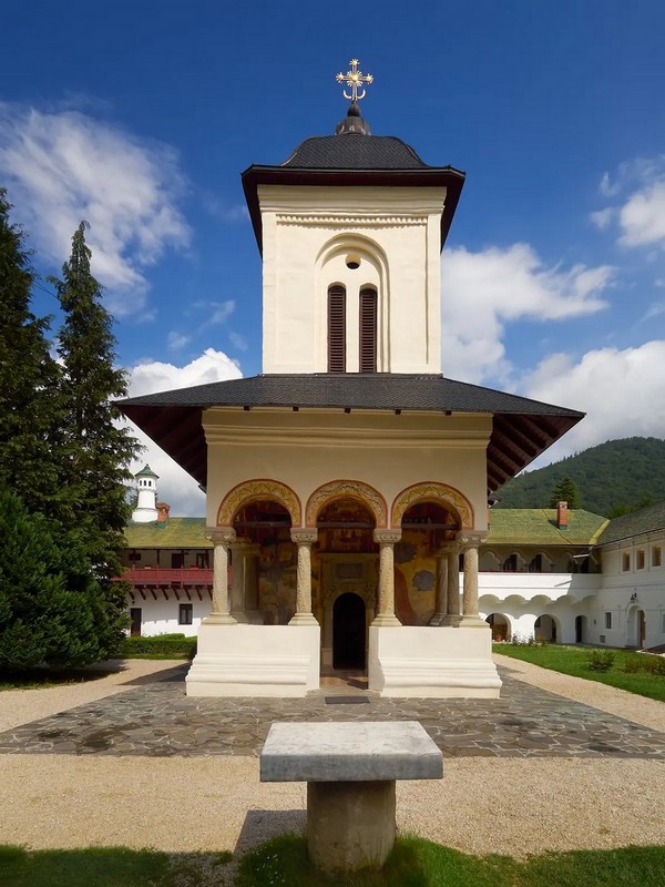 Построенная в 1695 году из камня и кирпича, Старая церковь встречает посетителей через вход в стиле лоджии с крытым патио, встроенным в главное здание. Хорошо сохранившиеся коринфские каменные колонны и фрески являются одними из самых выдающихся элементов стиля Бранковенеск. (Teodor Costachioiu/Shutterstock)