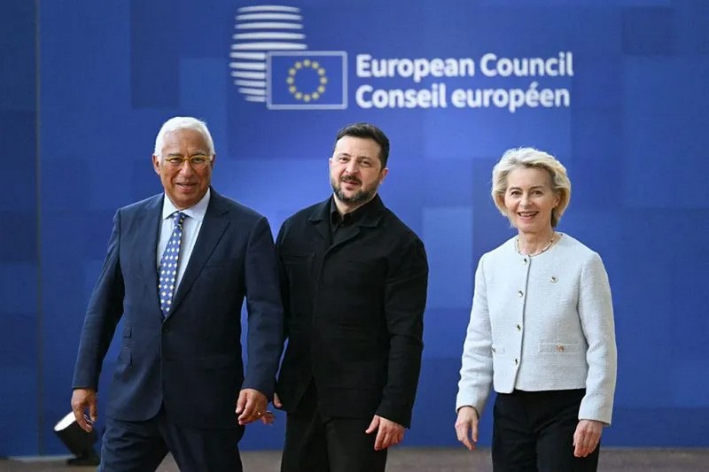 (Зліва направо) Голова Європейської ради Антоніу Кошта, президент України Володимир Зеленський та голова Європейської комісії Урсула фон дер Ляєн прибувають на саміт ЄС до штаб-квартири Європейського Союзу в Брюсселі 18 червня 2026 року. (NICOLAS TUCAT / AFP via Getty Images)