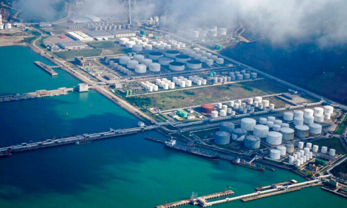 Резервуары с нефтью и газом видны на нефтяном складе в порту в Чжухае, Китай, 22 октября 2018 года. (Aly Song/Reuters)