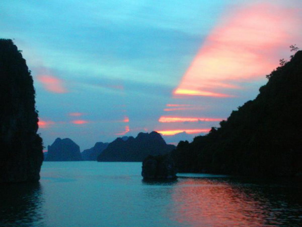Палкий погляд: вечірній захід підкреслює красу бухти Халонг з її вапняковими островами, гротами та печерами. Фото з сайту theepochtimes.com