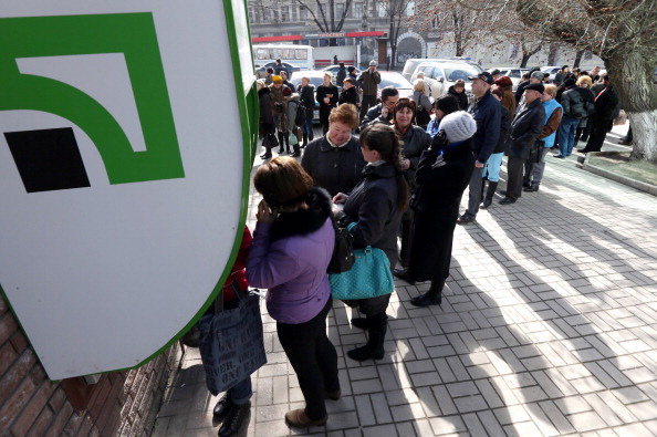 Біля банкомату «Приватбанк» 13 березня 2014 року в Сімферополі, Україна. Фото: The Asahi Shimbun via Getty Images