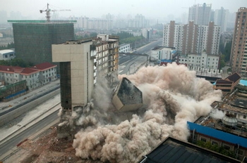 Практические новые здания сносят и строят заново. Всё это прибавляется к ВВП. Шанхай. 2005 год. Фото: Getty Images