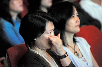 Зрители до слёз тронутые сценами представления DPA. Тайнань. Тайвань
