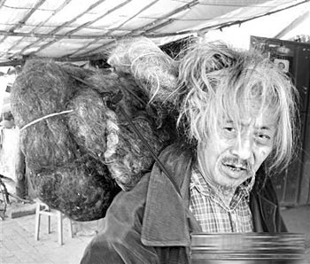 Пэн Фу не стрижёт волосы уже почти 60 лет. Фото с сайта epochtimes.com