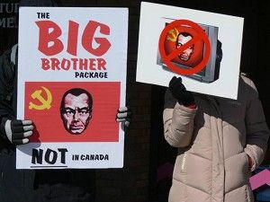 Члены организации “Канадцы против пропаганды” (Canadians Against Propaganda (CAP)) в один из холодных мартовских дней выступили с протестом перед главным офисом Комиссии по радио, телевидению и телекоммуникациям Канады в Гатино, Квебек; их протест был нап