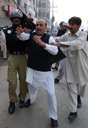 Військовий режим Пакистану ув’язнив тисячі продемократичних активістів, журналістів та адвокатів. Фото: John Thys/AFP/Getty Images