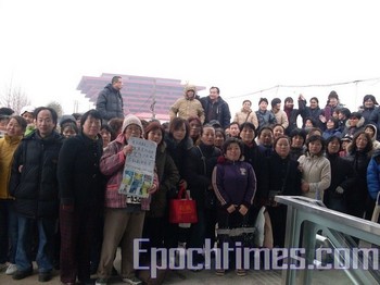 Акция протеста в Шанхае за 100 дней до начала ЭКСПО-2010. Фото: The Epoch Times