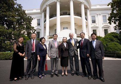 Президент Буш під час зустрічі з китайськими дисидентами. 29 липня 2008 р. Вашингтон. Фото: Eric Draper/White House