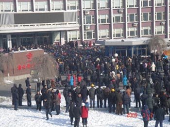 Более тысячи рабочих сталелитейного завода в Цзилинь собралось на митинге протеста. Фото: RFA