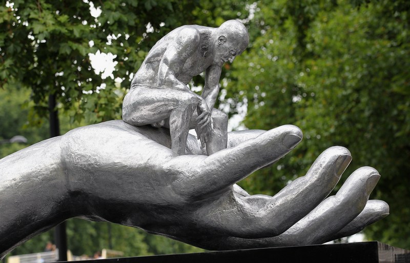 Скульптура «Рука Бога» Лоренцо Куїнна на Парк-Лейн у Лондоні. Фото: Chris Jackson/Getty Images for Halcyon Gallery