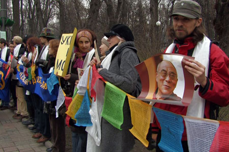 Украинцы обеспокоенные происходящими беспорядками в Тибете, провели акцию со свечами напротив посольства КНР в Киеве. Фото предоставлено НДТТВ