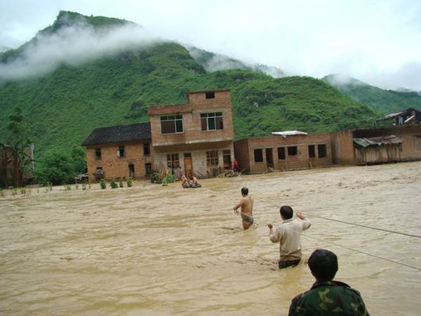 Эвакуация людей уезда Ванмо провинции Гуйчжоу. Фото: AFP