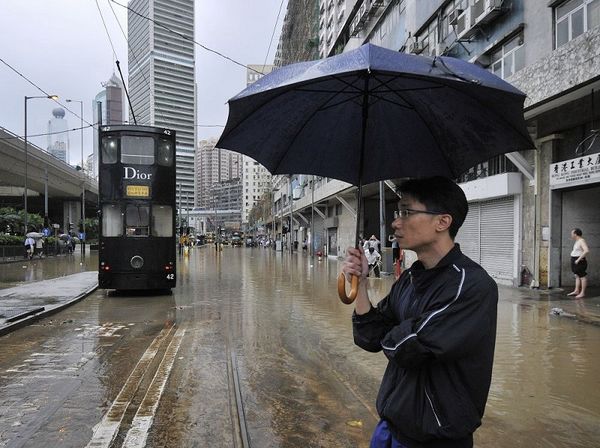 4-годинна злива в Гонконзі затопила багато районів міста. Фото: MIKE CLARKE/AFP/Getty Images 