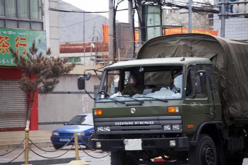 У столиці Тибету Лхасі проходять численні акції протесту. У місто введені війська. Фото: MARK RALSTON/AFP/Getty Images