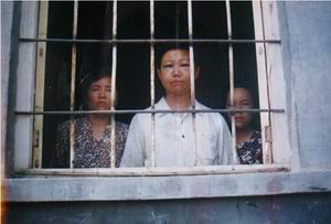 На фото трое практикующих Фалуньгун, заключенных в тюрьму. Все они учителя средней экспериментальной школы г. Шоугуан провинции Шаньдун; фото было снято по прошествии нескольких дней после их избиения. Фото: www.minghui.cc