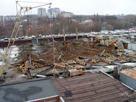 У Сумах звалився недобудований торговий центр, збиток на мільйони. Фото: shans.com.ua