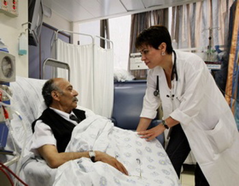 Дослідження у сфері взаємин між медперсоналом і пацієнтом виявили, що якість лікування, яке отримує пацієнт, що прибув до лікарні, безпосередньо залежить від того, як він був оцінений медичним персоналом. Фото: JACK Guez/Getty Images