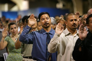 Іммігранти приведені до присяги в якості громадян США під час церемонії натуралізації у липні 2007 року, Помона, шт. Каліфорнія. Фото: David McNew/Getty Images
