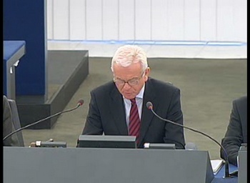 Председатель Европарламента Ханс-Герт Поттеринг официально объявляет, что премия Сахарова 2008 присуждается китайскому правозащитнику Ху Цзя. 23 октября. Страсбург. Фото: Европарламент