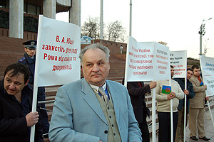 Пикет ромов перед входом на выставку. Фото: Владимир Бородин/Великая Эпоха