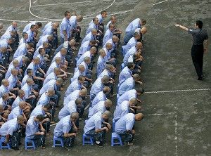Надзиратель инструктирует заключенных. Ведущие австралийские хирурги по трансплантации осудили практику извлечения органов у казненных преступников. Фото: China Photos/Getty Images