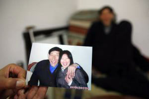 Бао Сішунь показує фотографію про своє нове щасливе життя з дружиною Сіа Сішунь. Фото: China Photos/Getty Images