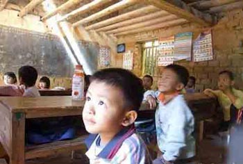 Сельские дети на уроке. Фото с сайта secretchina.com