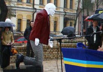 Націоналісти стратили Леніна в центрі Києва. Фото: bilozerska.livejournal.com
