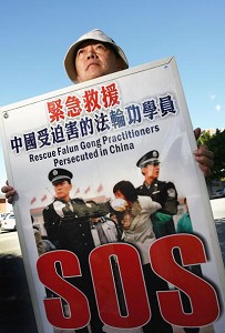 Австралія, м. Перт. Послідовник Фалуньгун закликає негайно врятувати практикуючих Фалуньгун у Китаї. Фото: Пол Кейн/getty Images