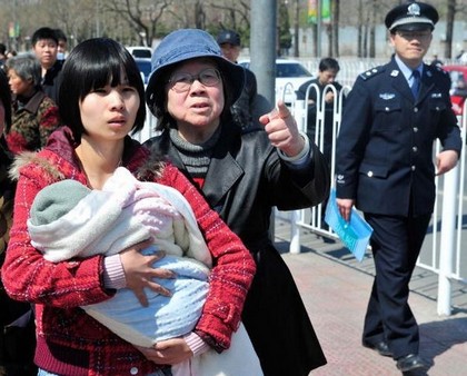 Жена Ху Цзя Цзэн Циньен и его мать вышли из зала суда. Фото: TEH ENG KOON/AFP/Getty Images 