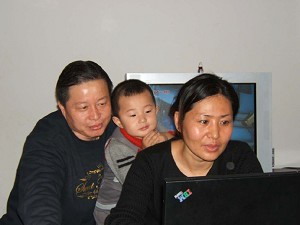 Фото: Гао Чжишен із своєю дружиною Ген Хе та сином Гао Тяньюй