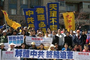Множество людей собралось на площади Портсмут в Сан-Франциско в поддержку девяти миллионов китайцев, вышедших из КПК. Фото: Великая Эпоха