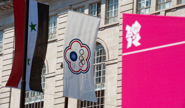 Олімпійський стяг Тайбея вивісили замість стягу Тайваню. Зліва – прапор Сирії. Лондон, Олімпійські Ігри 2012 року. Фото: WILL OLIVER/AFP/GettyImages